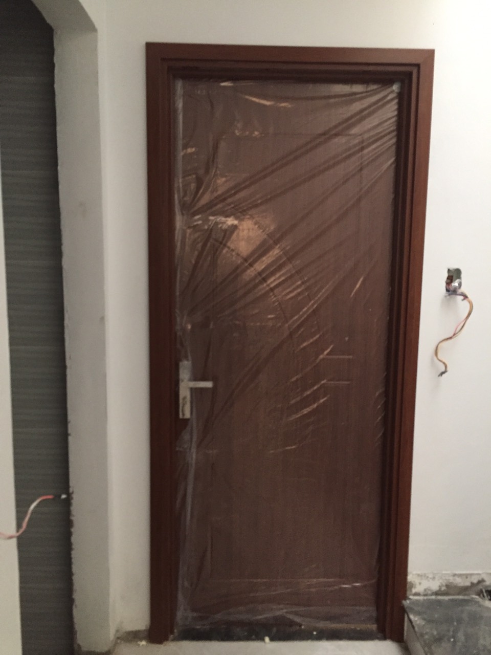 Mẫu cửa nhựa giả gỗ composite cho phòng khách