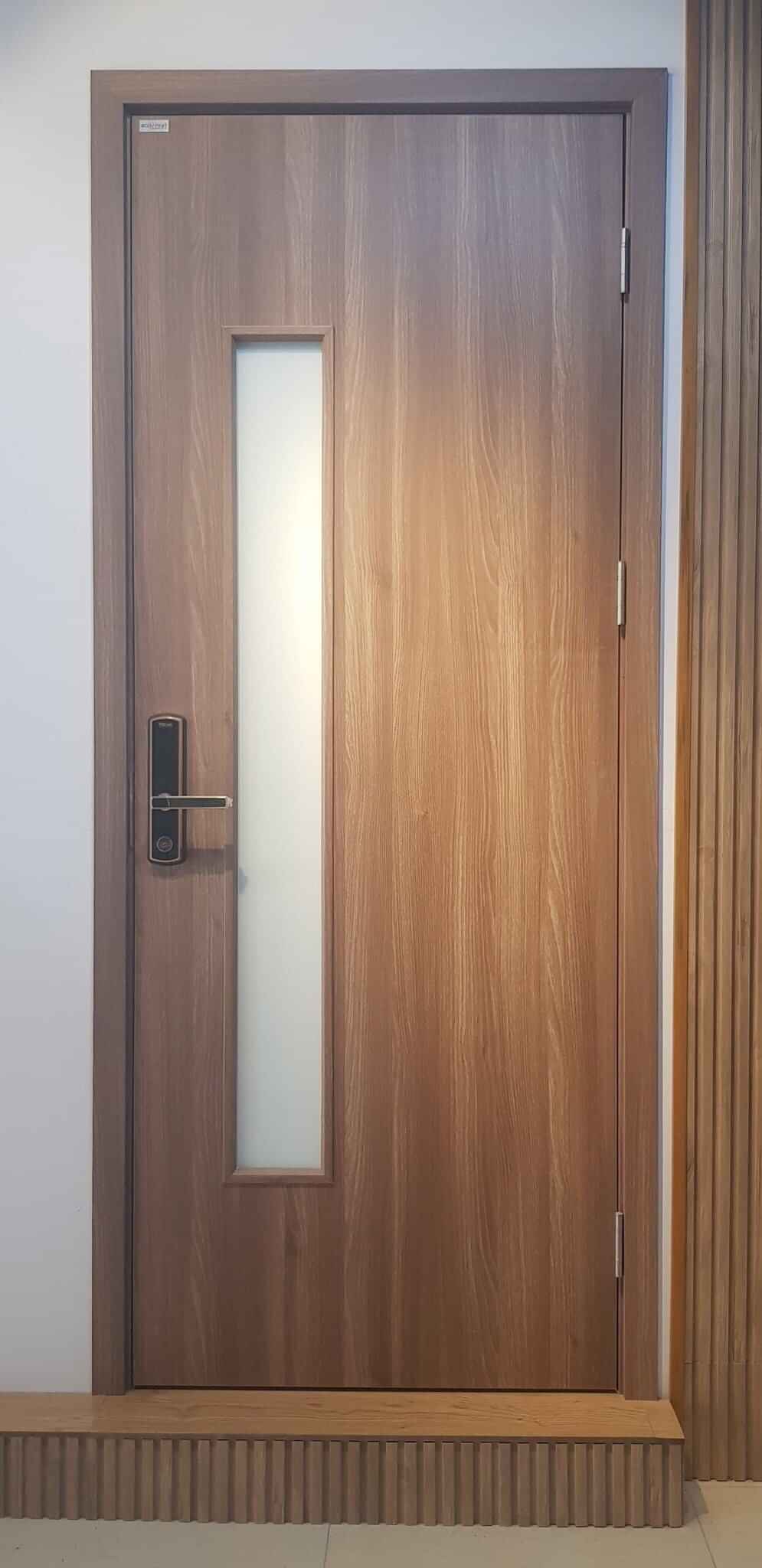 Mẫu cửa gỗ công nghiệp MDF gắn ô kính.