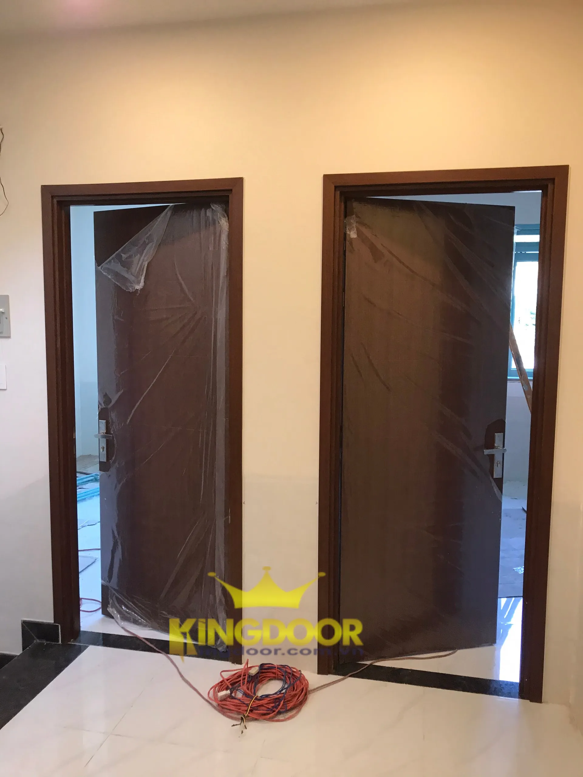Mẫu cửa nhựa Composite mới nhất được kingdoor lắp đặt hoàn thiện.