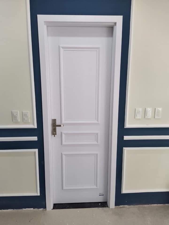 Mẫu cửa nhựa gỗ Composite sơn PU chạy phào nổi tân cổ điển.