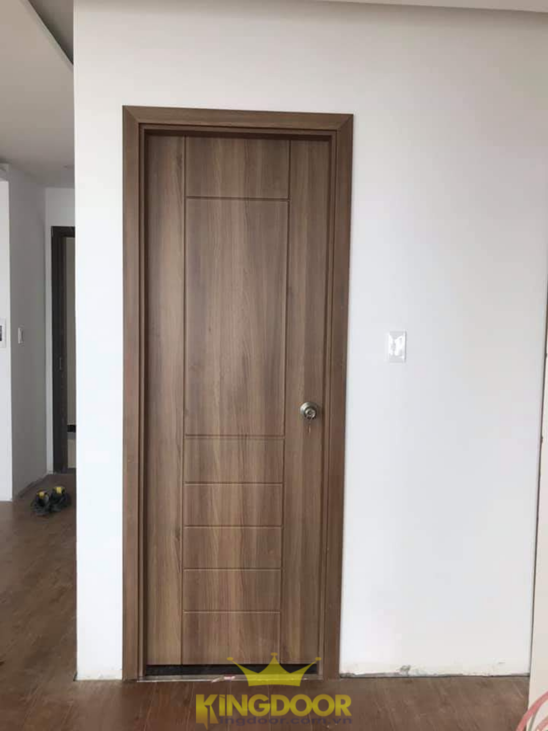 Mẫu cửa nhựa giả gỗ ABS Hàn Quốc lắp đặt cho cửa phòng ngủ.