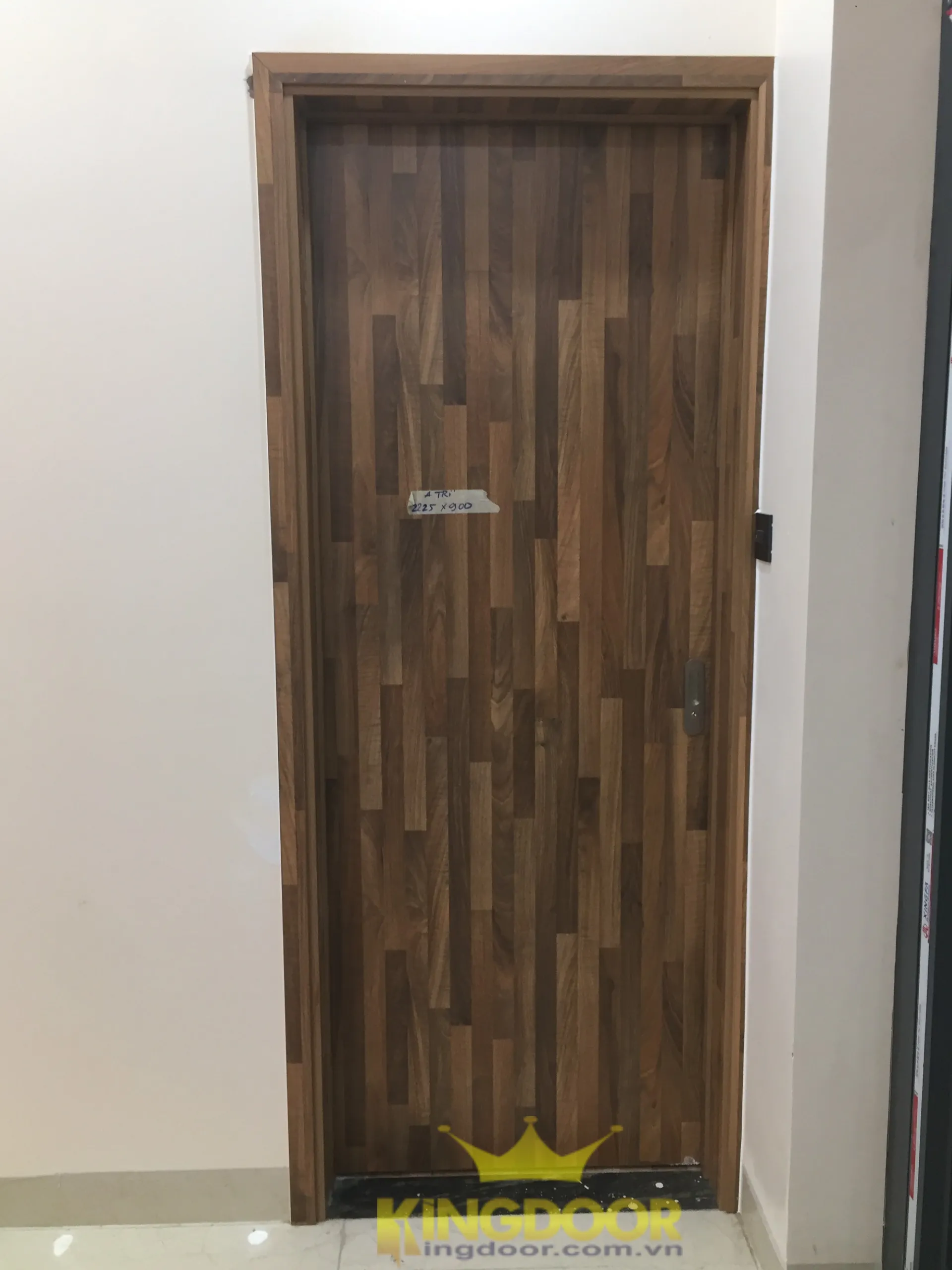 Kingdoor thi công lắp dựng hoàn thiện cửa gỗ phong ngủ giá rẻ tại Bình Tân - cửa gỗ MDF Laminate.