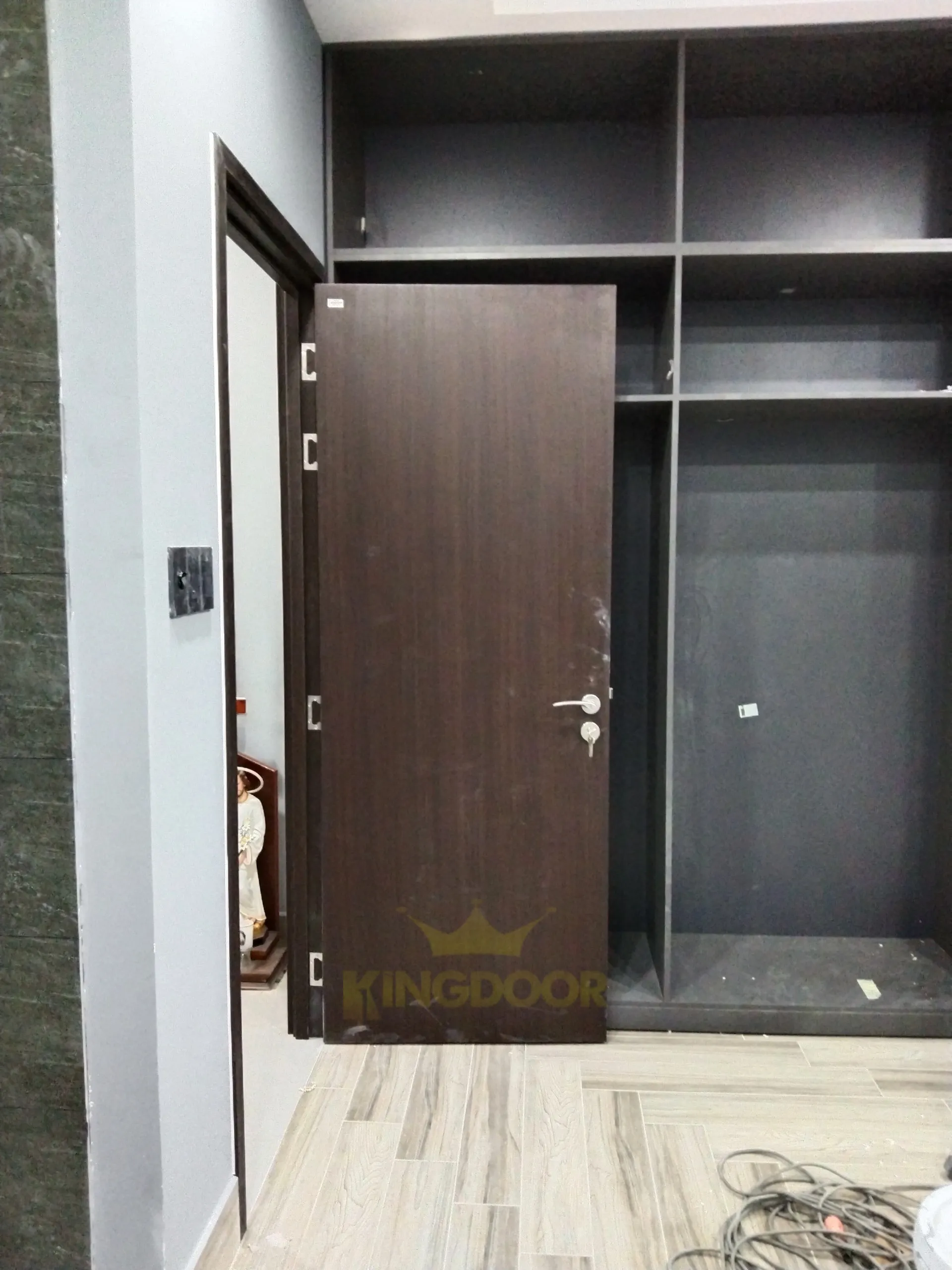 Mẫu cửa nhựa giả gỗ Composite lắp đặt cho phòng ngủ.