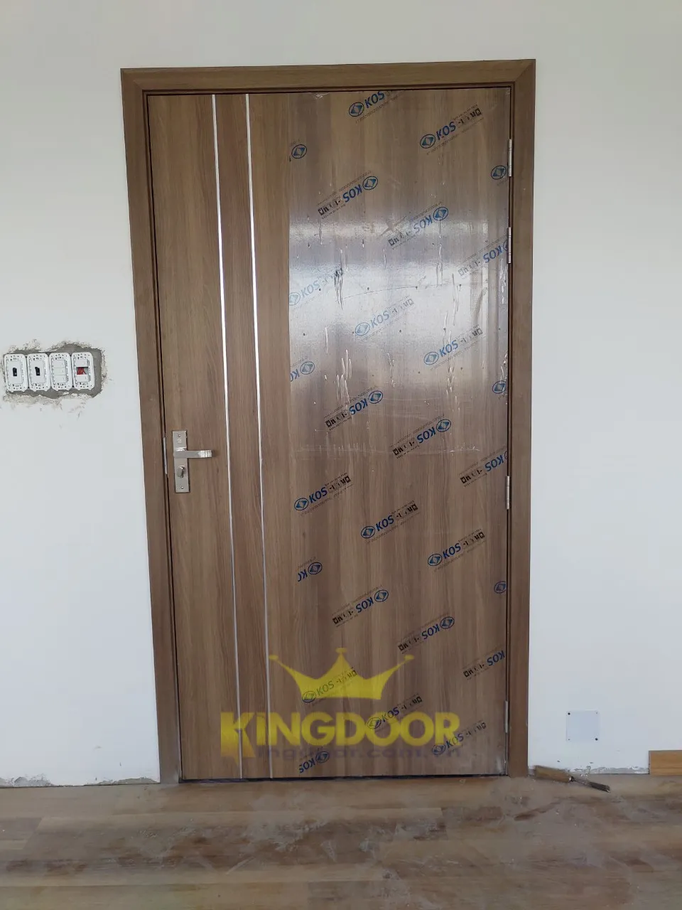 Kingdoor lắp dựng hoàn thiện mẫu cửa nhựa ABS Hàn Quốc tại Thủ Đức.