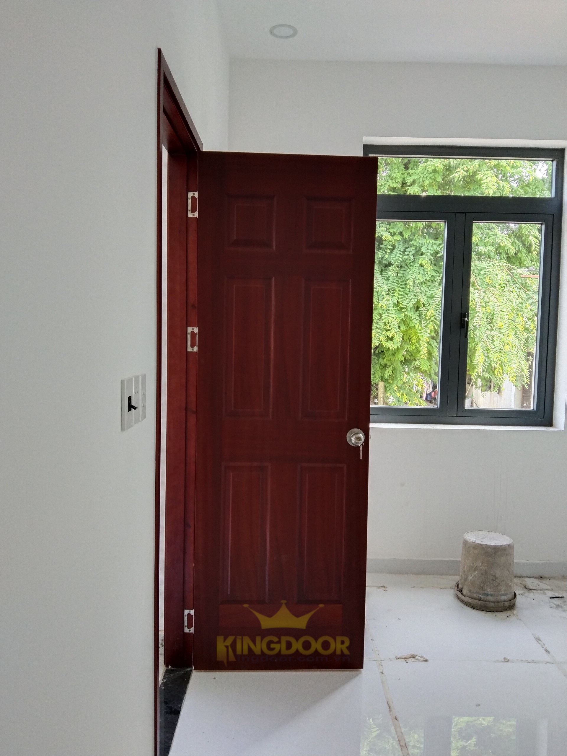 Kingdoor thi công lắp dựng hoàn thiện mẫu cửa gỗ phòng ngủ HDF Veneer tại Đồng Nai.