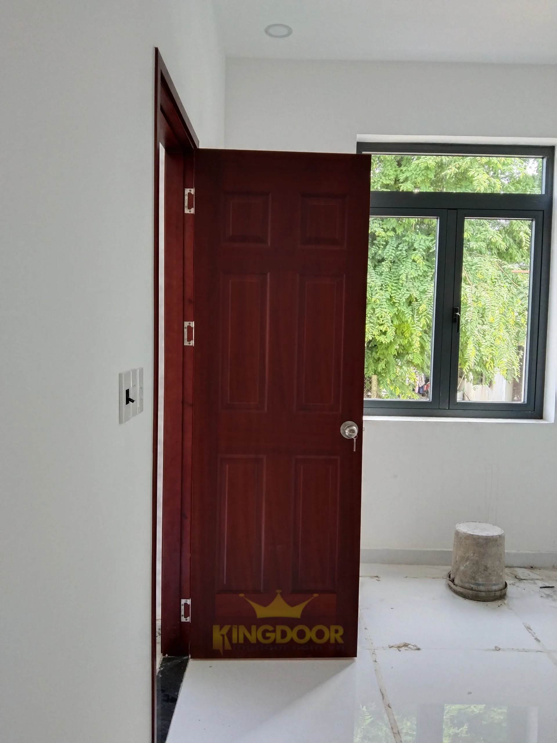 Kingdoor thi công lắp dựng hoàn thiện mẫu cửa gỗ phòng ngủ HDF Veneer tại Đồng Nai.