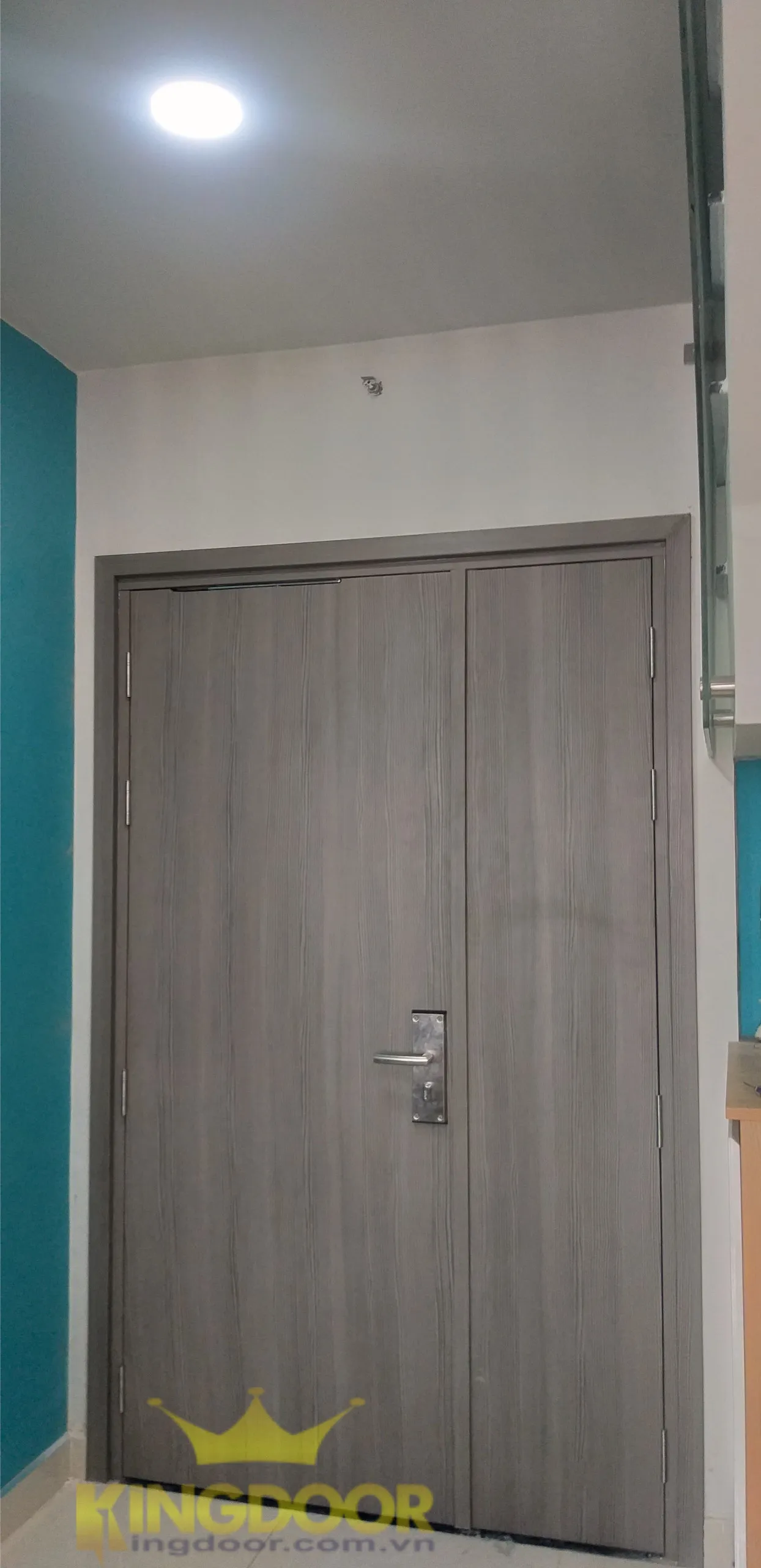 Kingdoor thi công lắp dựng hoàn thiện cửa nhựa giả gỗ Composite tại Thủ Đức.