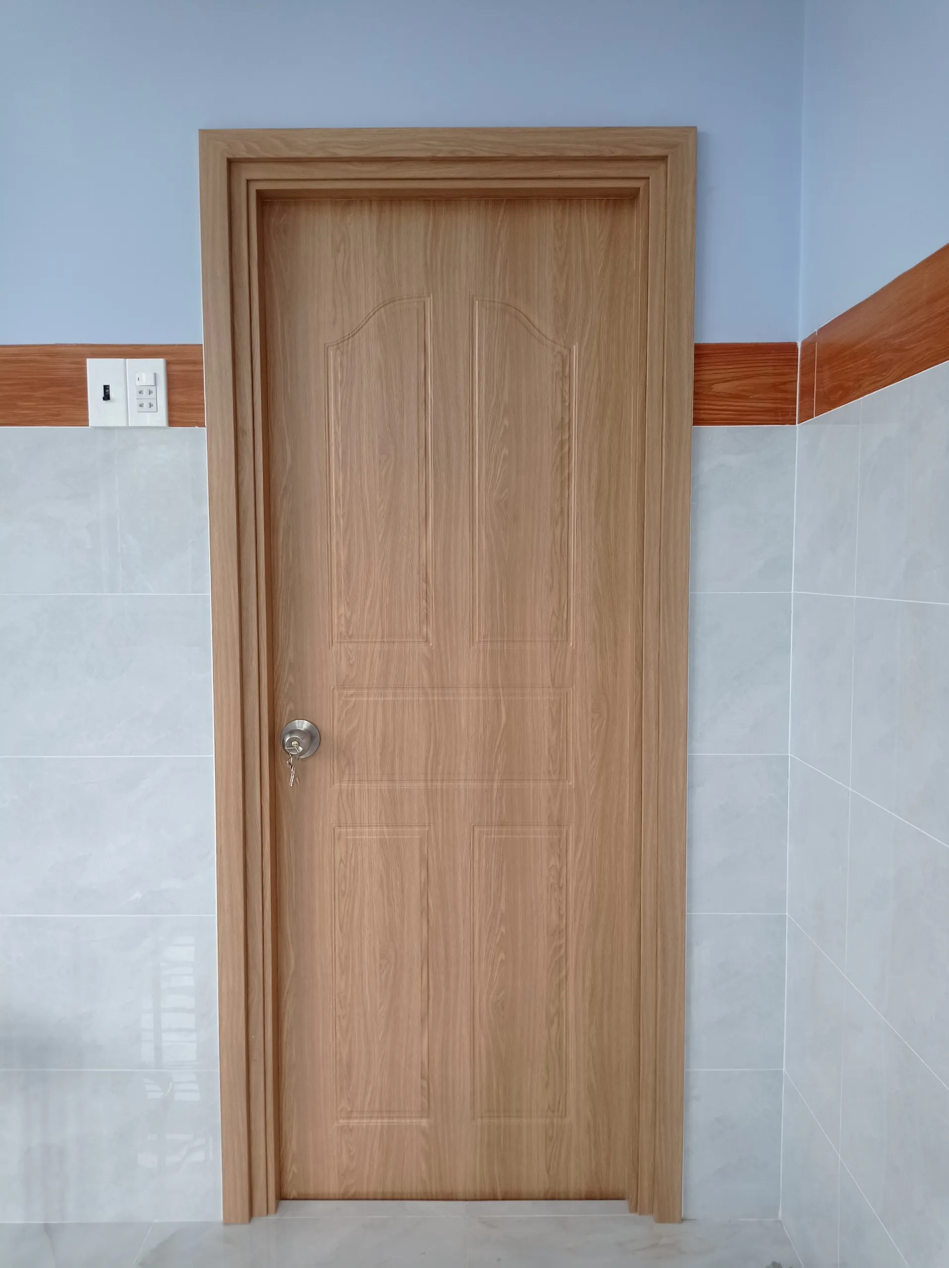 Cửa nhựa Composite sơn Pu lắp đặt tại Quận 1