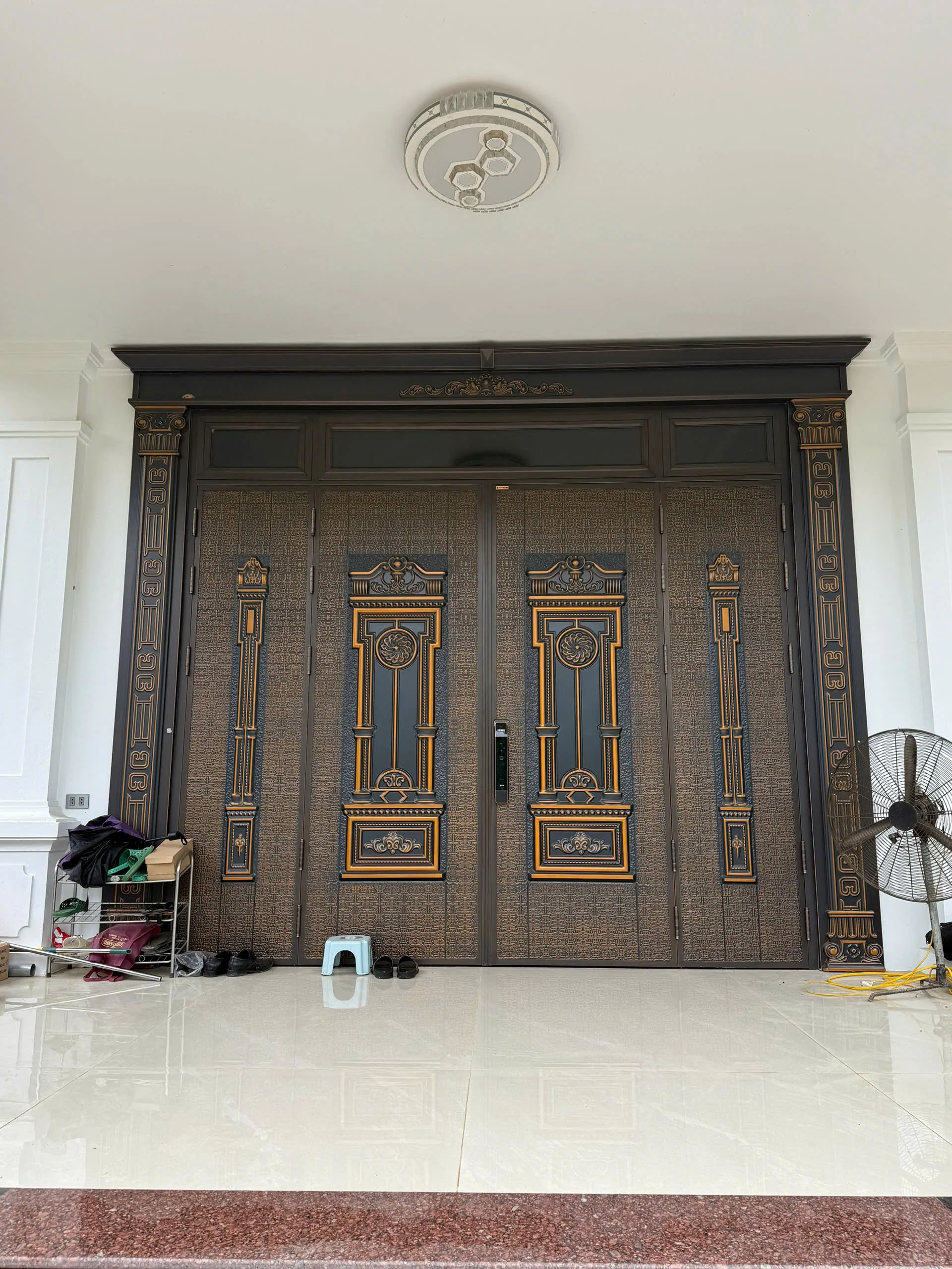 cua-thep-classic-5D-tai-dak-lak