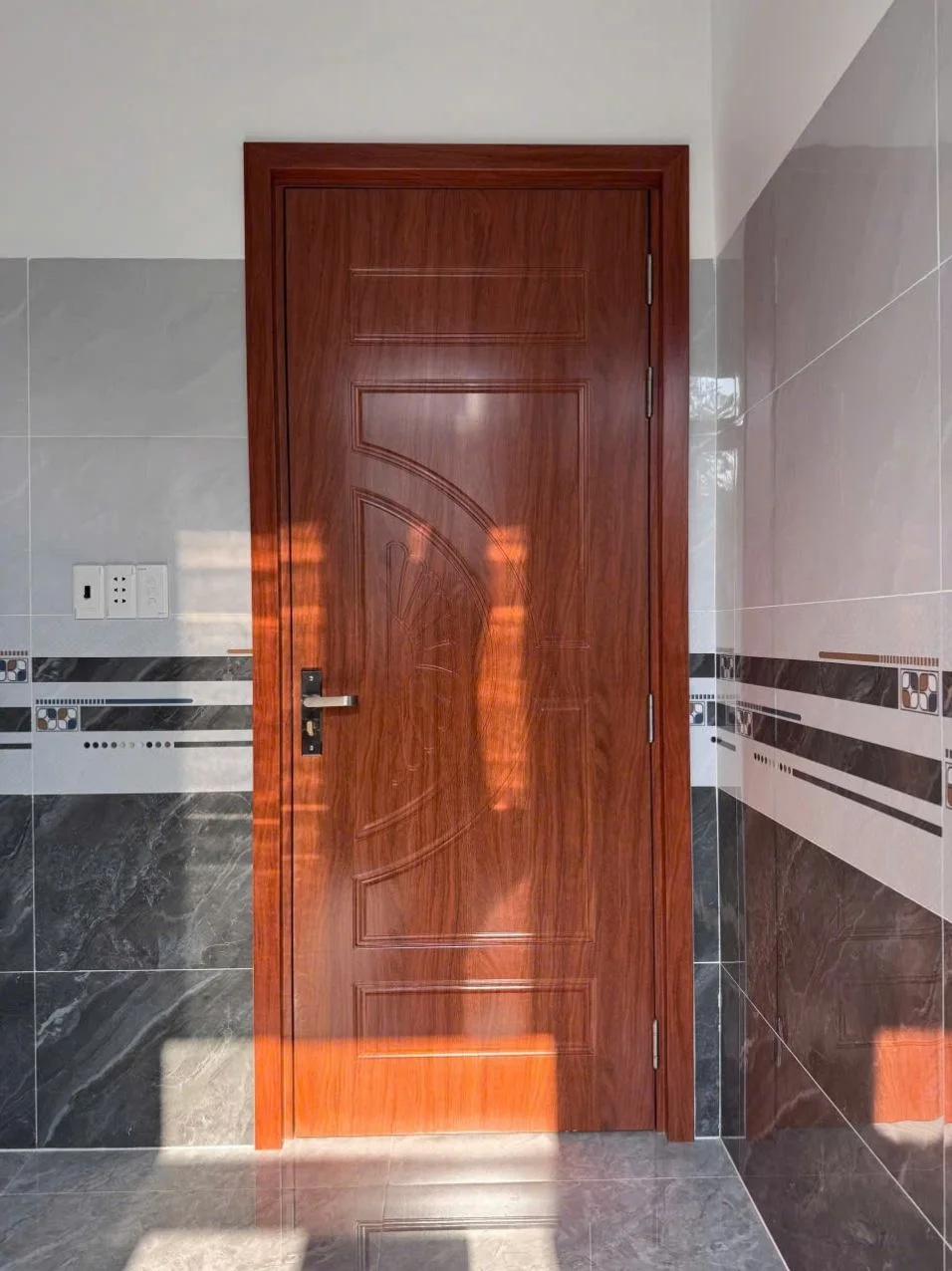 cua-nhua-composite-tai-duc-hoa-long-an