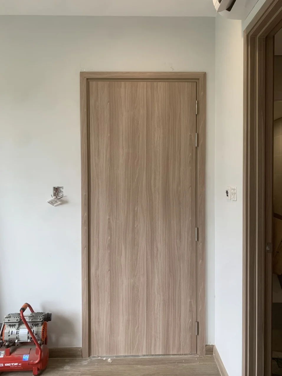 cua-go-mdf-melamine-tai-phuong-binh-hung